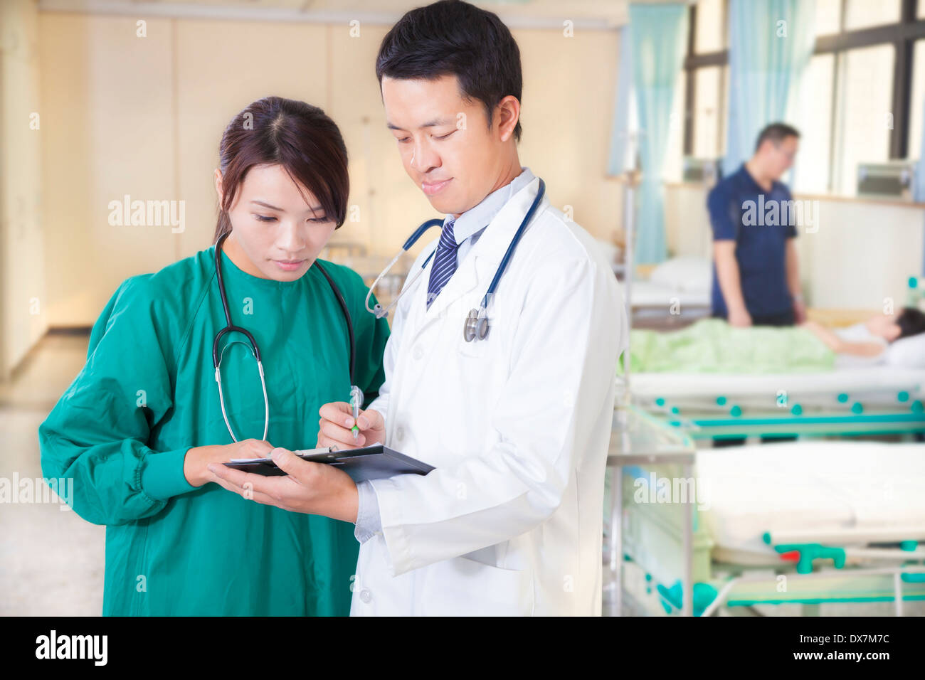 La medicina cinese medico acupoint punto sul modello umano in una stanza Foto Stock