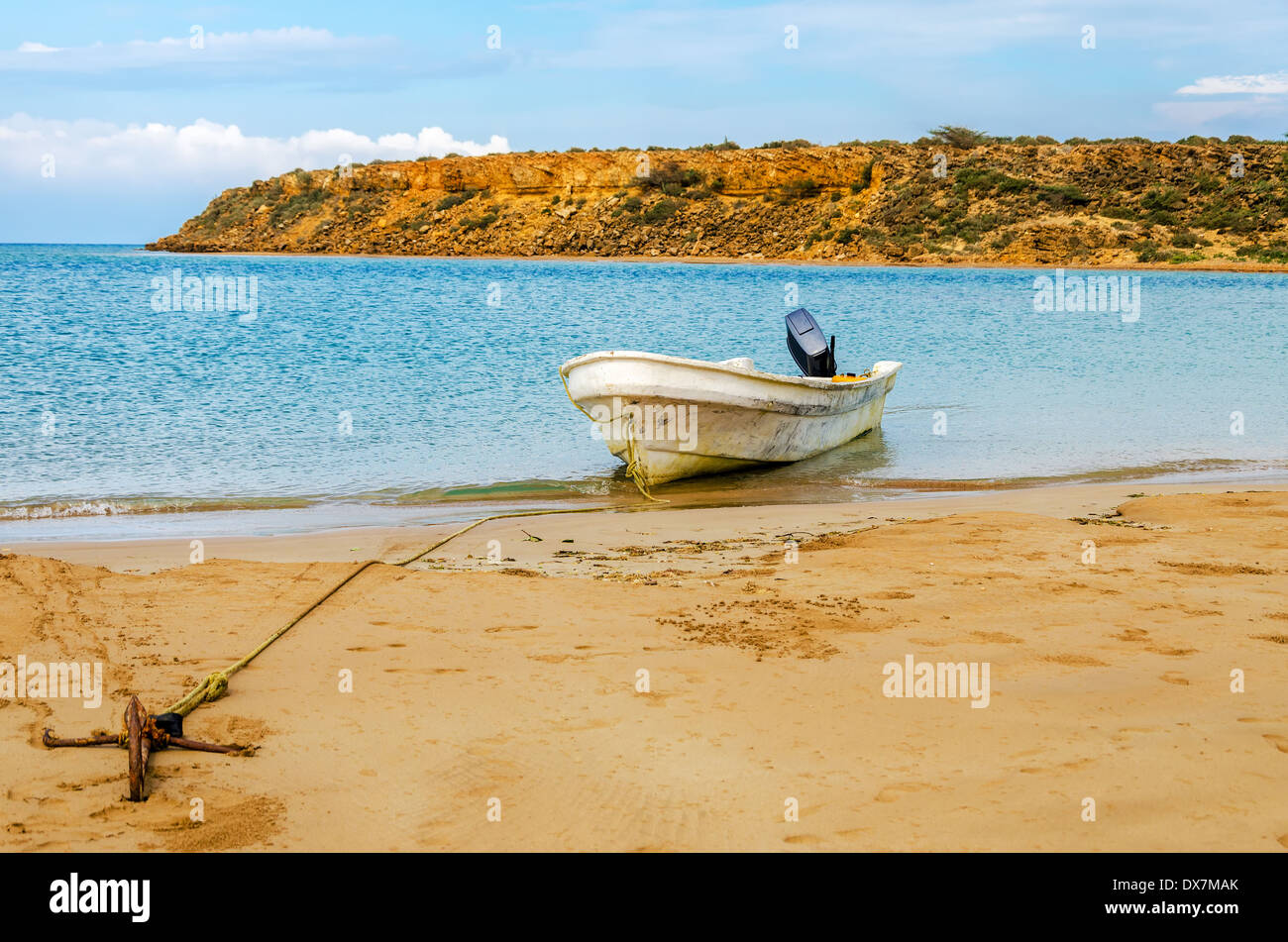 Barca ancorata alla riva vicino a Punta Gallinas in La Guajira, Colombia Foto Stock