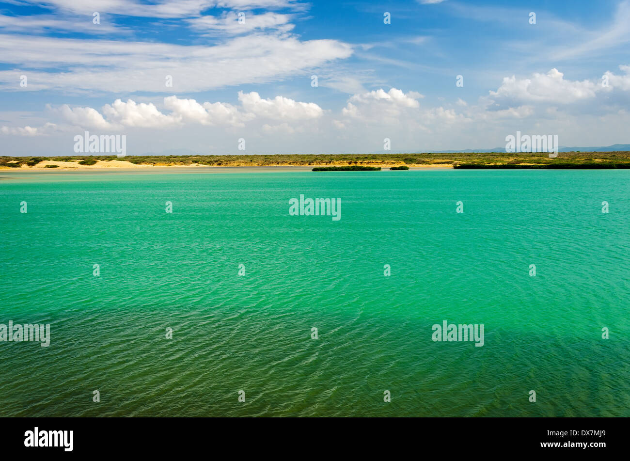 Verde mare e cielo blu a La Guajira, Colombia Foto Stock