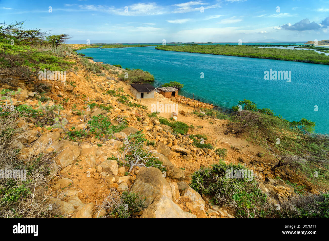 Costa secco accanto al bellissimo mare azzurro dei Caraibi in La Guajira, Colombia Foto Stock