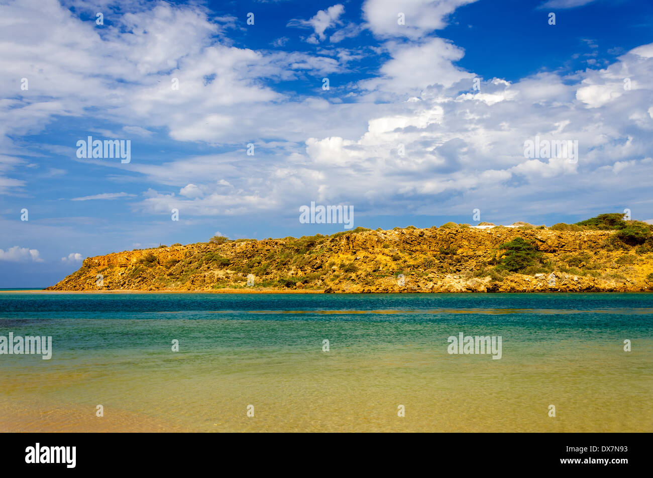 Paesaggio secco accanto al Mar dei Caraibi a La Guajira, Colombia Foto Stock