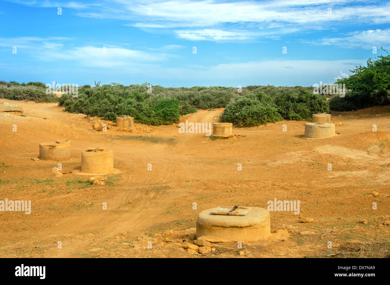 Pozzetti in un deserto di La Guajira, Colombia utilizzato per acqua da parte degli indigeni Wayuu Foto Stock