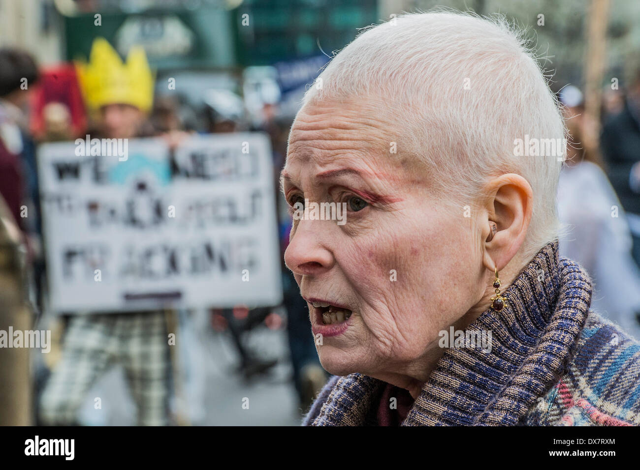 Londra, UK . Xix Mar, 2014. Un futuro Fracked carnevale a tema avviene al di fuori del gas di scisto Forum di Knightsbridge si sposta quindi alla base dell'HAC in Moorgate come il luogo è stato spostato all'ultimo minuto - programmato i partecipanti inclusi Cuadrilla e IGas. Relatori includono Vivienne Westwood (nella foto).Lo scopo dei manifestanti era quello di evidenziare la percezione di legacy tossici che questa industria può lasciare se si prende il largo. Credito: Guy Bell/Alamy Live News Foto Stock