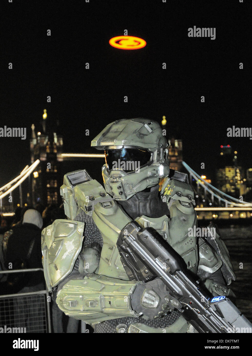 Atmosfera X Box 360 prende su Londra i cieli di lanciare blocco epic-buster 'Halo 4'. Gli appassionati e gli spettatori sono stati trattati per un antenna spettacolari prestazioni di illuminazione, che era visibile per miglia su Londra. Il 'Halo 4' glifo simbolo è uno dei più grandi e più brillanti uomo strutture fatte mai a volare sopra una città capitale e misura 50 metri di diametro e pesa oltre 3 tonnellate. Londra, Inghilterra - 05.11.12 dotate: atmosfera dove: Londra, Regno Unito quando: 05 Nov 2012 Foto Stock