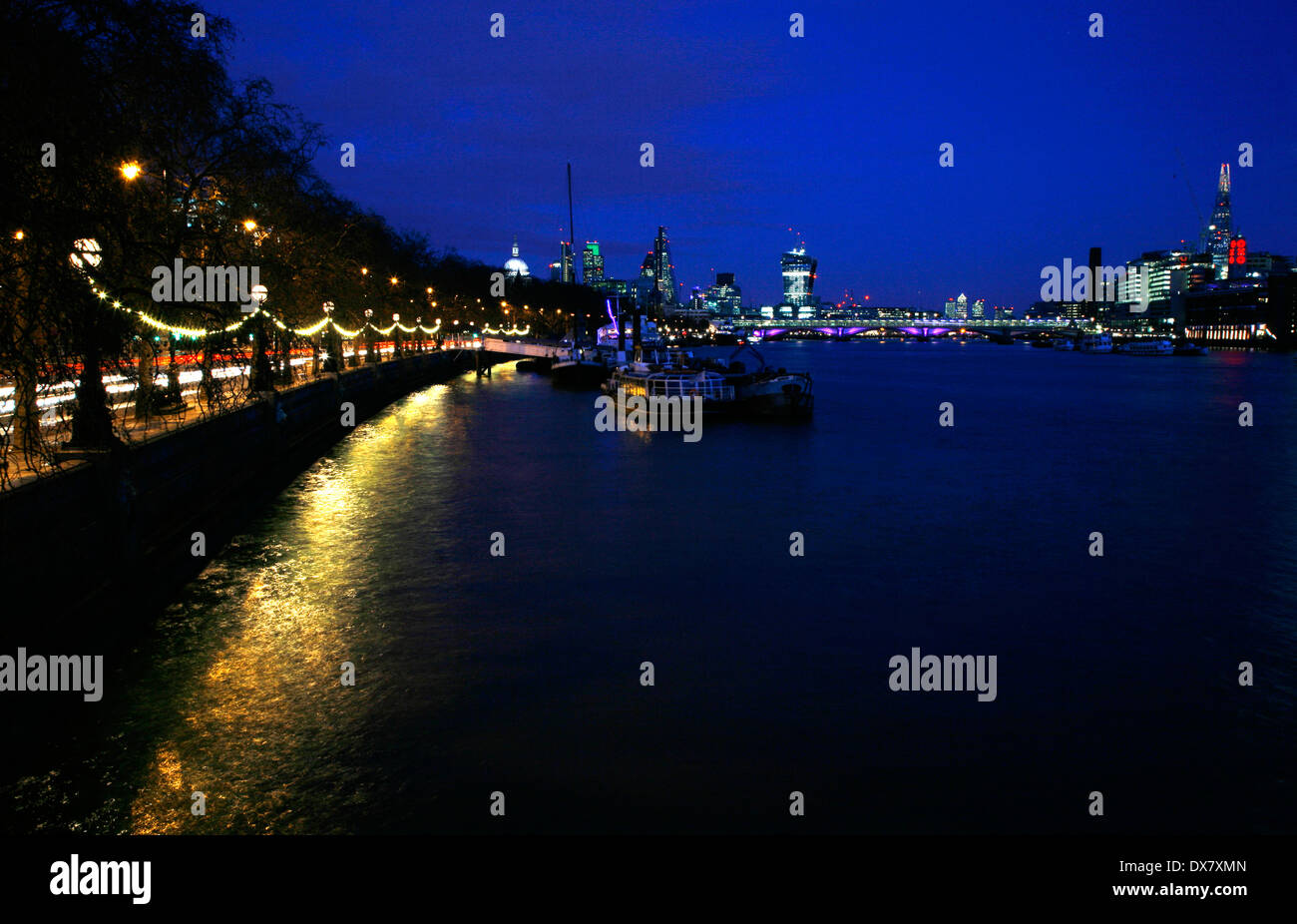 Vista da Victoria Embankment giù il fiume Tamigi di Blackfriars Bridge e la città di Londra al di là, London, Regno Unito Foto Stock