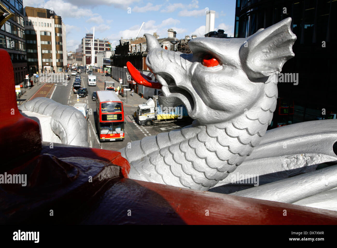 Città dragon sul HOLBORN VIADUCT affacciato sul traffico su Farringdon Street, City of London, Regno Unito Foto Stock