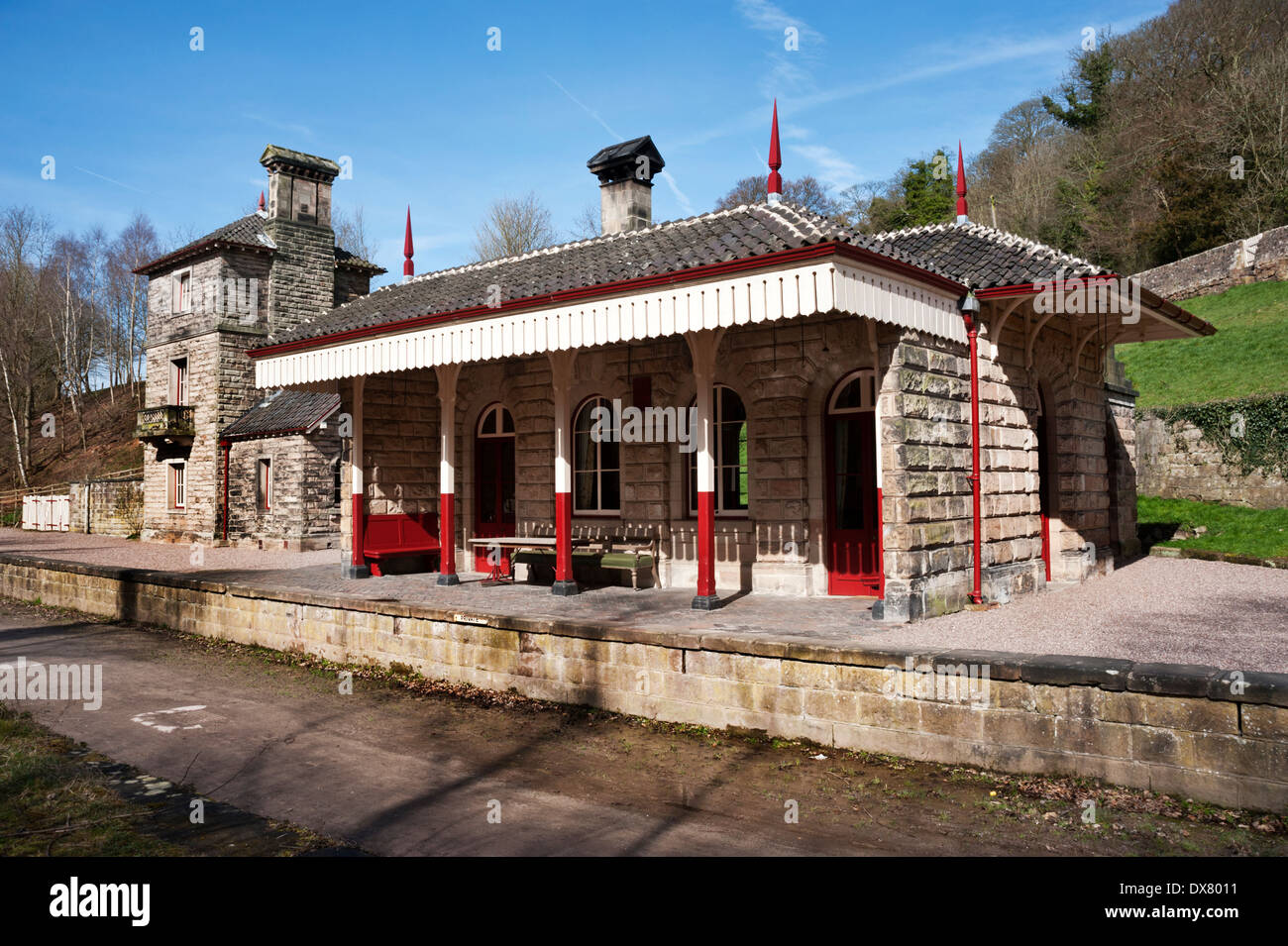 L'ex Alton Towers Stazione, Churnet Valley, Staffordshire, Regno Unito. Ora un affitto per vacanze. La linea ferroviaria è un ciclo / percorso a piedi. Foto Stock