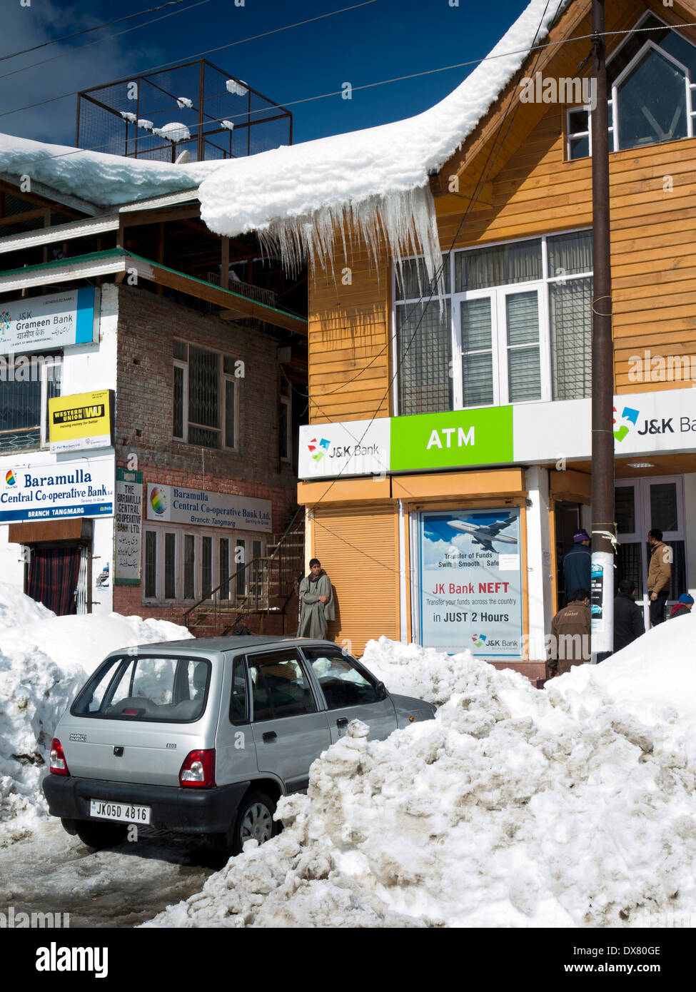 India, Kashmir, Tangmarg bazaar, nevicate su negozi e di Jammu e Kashmir banca bancomat Foto Stock