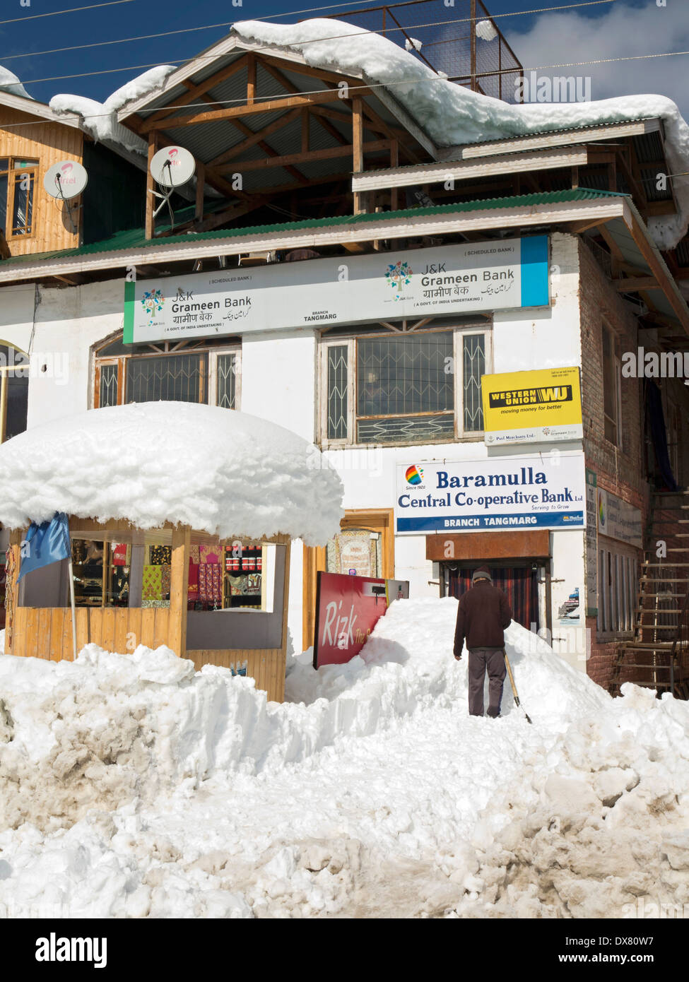 India, Kashmir, Tangmarg bazaar, la nevicata sulla centrale di Baramulla Co-Banca operativa Foto Stock