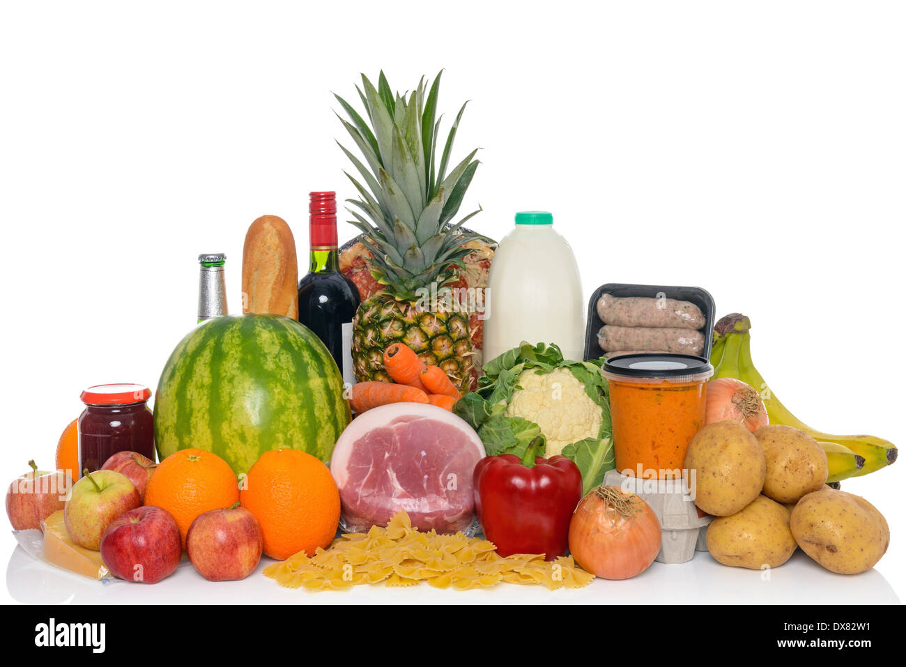 Negozi di generi alimentari studio shot di cibo fresco e le bevande isolato su uno sfondo bianco Foto Stock