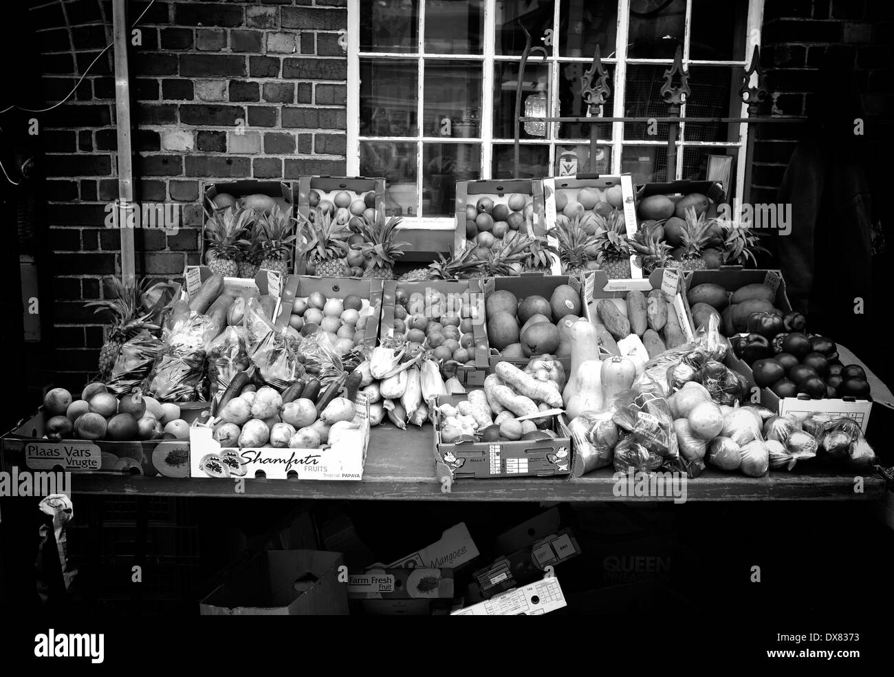 Fotografia in bianco e nero di assortimento di frutta e verdura fresca per la vendita a Kalk Bay, nei pressi di Città del Capo. Foto Stock