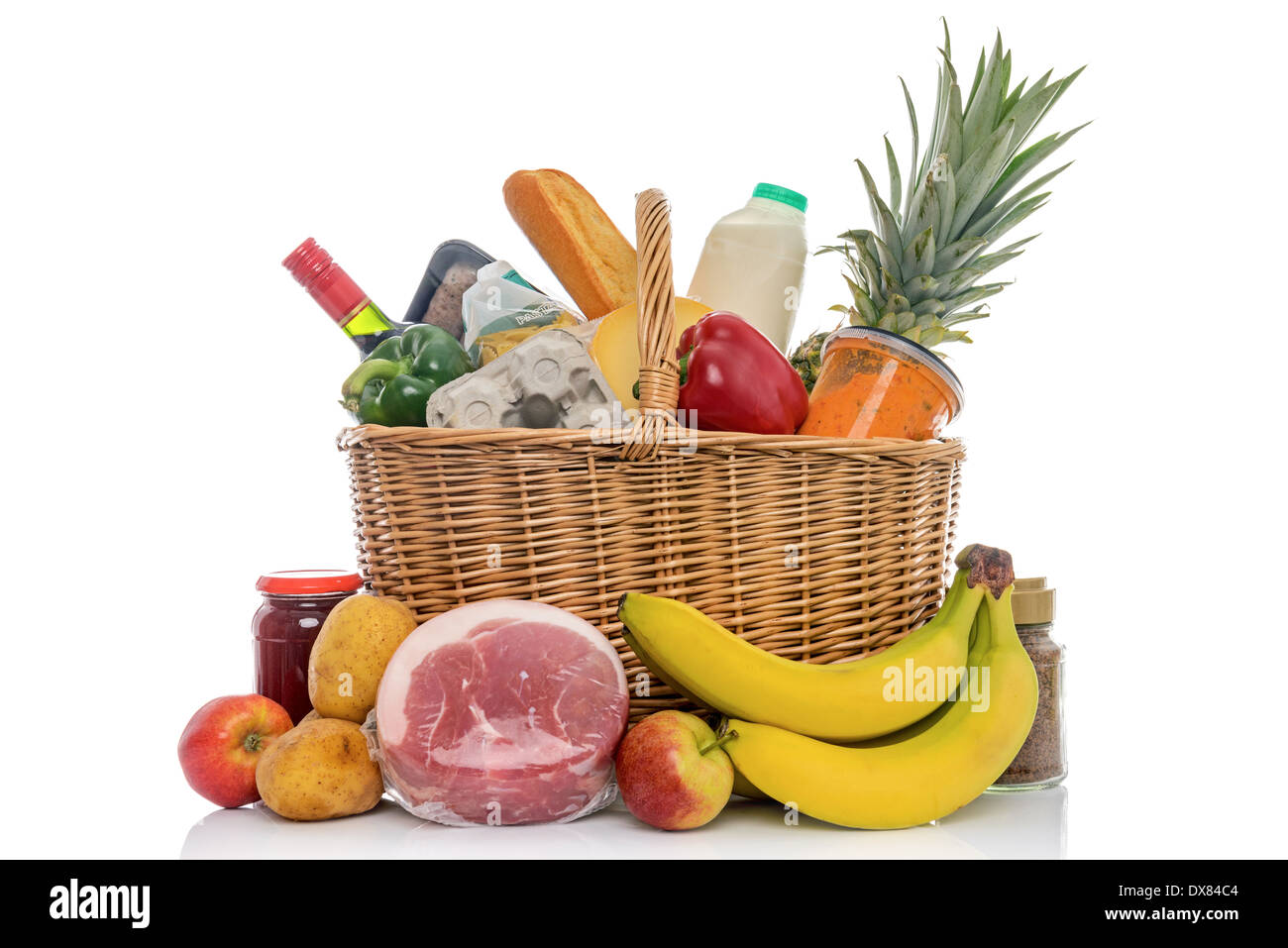 Shopping in vimini cesto pieno di negozi di generi alimentari quali frutta fresca, verdura, la carne e i prodotti lattiero-caseari. Foto Stock