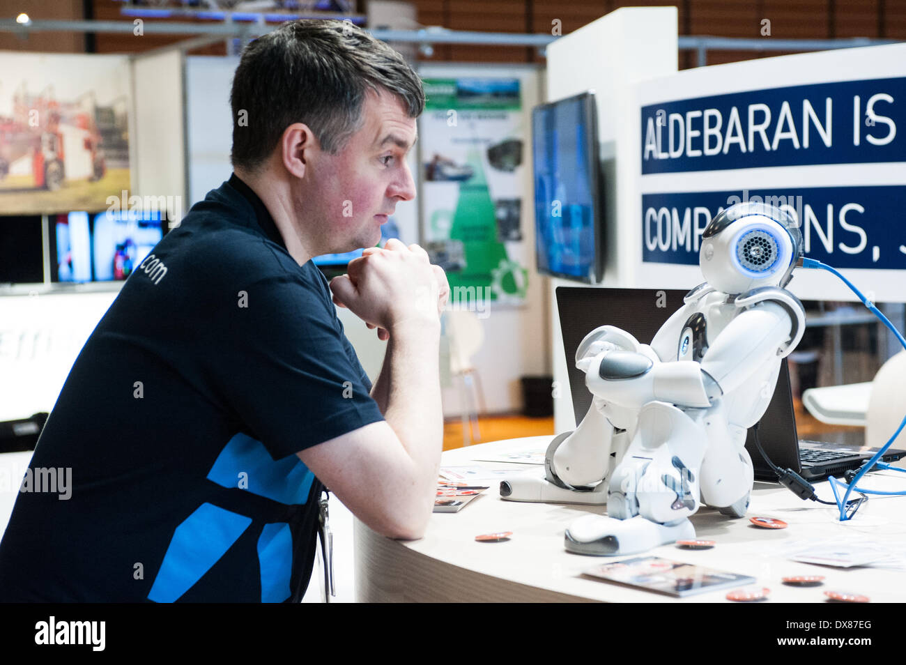 Lione, Francia. Xix Mar, 2014. un ingegnere Aldebaran interagisce con Robot NAO a Innorobo 2014, il 4° fiera internazionale specializzata sulla robotica di servizio. Credito: Piero Cruciatti/Alamy Live News Foto Stock