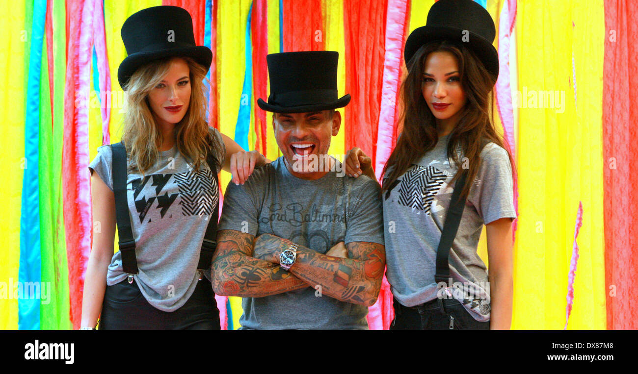 Christian Audigier con Nathalie Sorensen ed Angie Torres sul set di un Photoshoot per il suo Signore e Lady Baltimore marche di Los Angeles, California - 11.11.12 con: Christian Audigier con Nathalie Sorensen ed Angie Torres dove: CA quando: 11 Nov 2012 Foto Stock