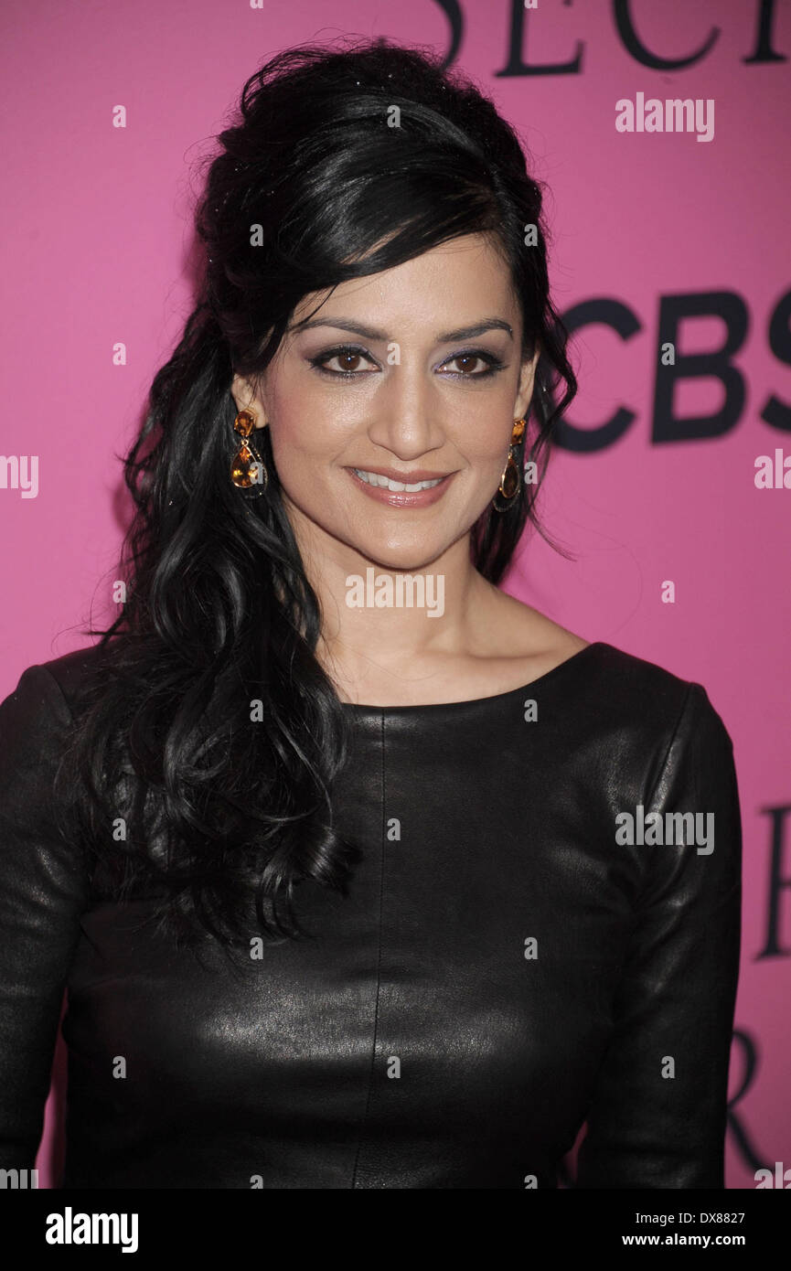 Archie Panjabi 2011 Victoria's Secret Fashion Show a Lexington Avenue Armory - Pink Carpet arrivi con: Archie Panj Foto Stock