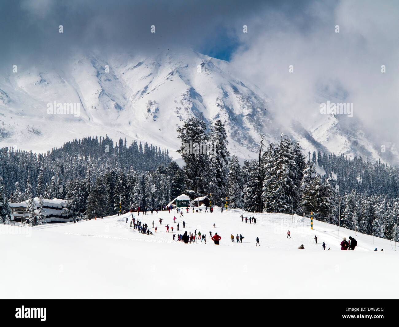 India, Kashmir Gulmarg, Himalayan Ski Resort, gli sciatori sulle piste di vivaio dopo la nevicata Foto Stock