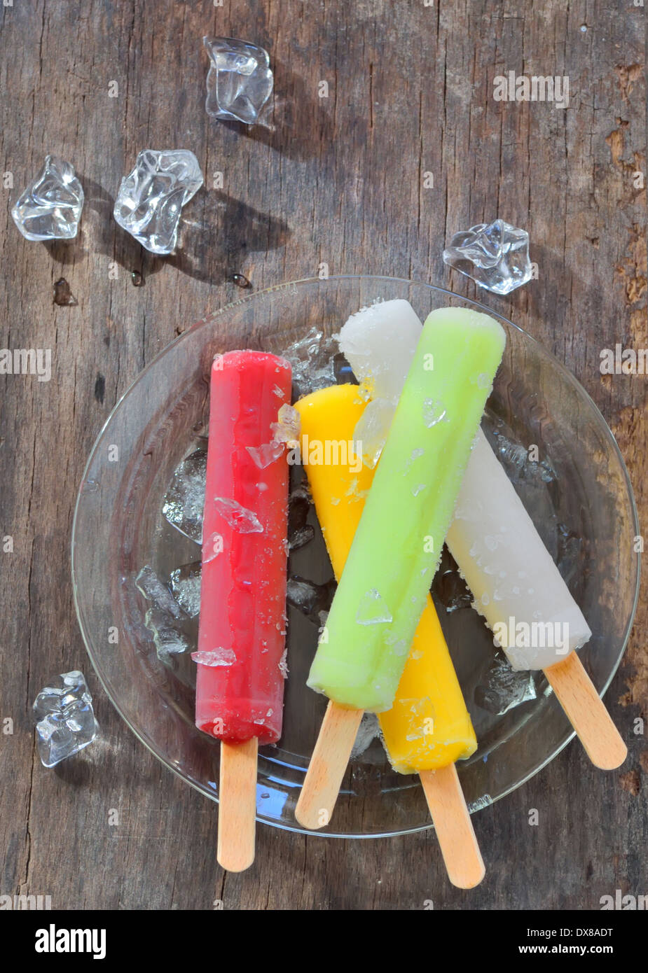 Frutta pop di ghiaccio su uno sfondo di legno vecchio Foto Stock