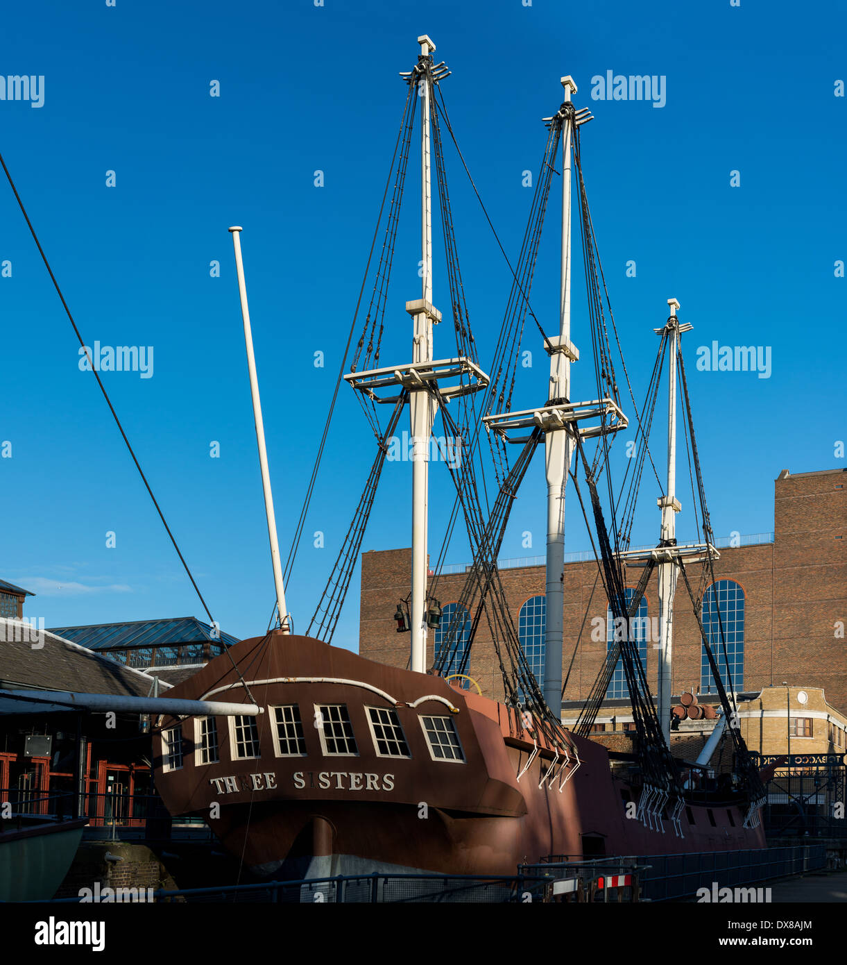 Le navi al Dock di tabacco, Wapping, East London: le tre sorelle, una replica merchant schooner esibita come una nave dei pirati Foto Stock