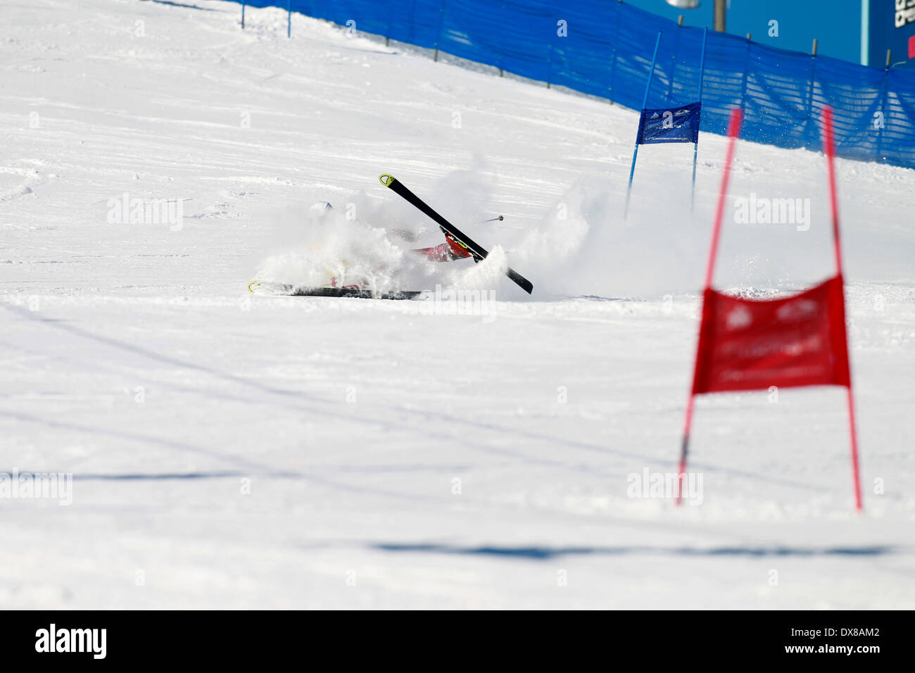 Uno sciatore di neve caduta fuori controllo mentre racing in slalom gigante corso. Foto Stock