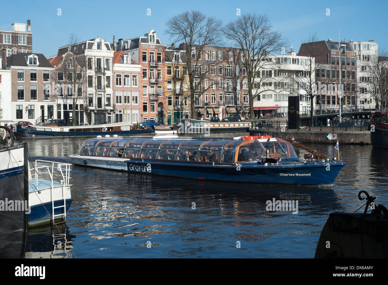 Canal acqua in barca e la tradizionale architettura olandese Amsterdam Foto Stock