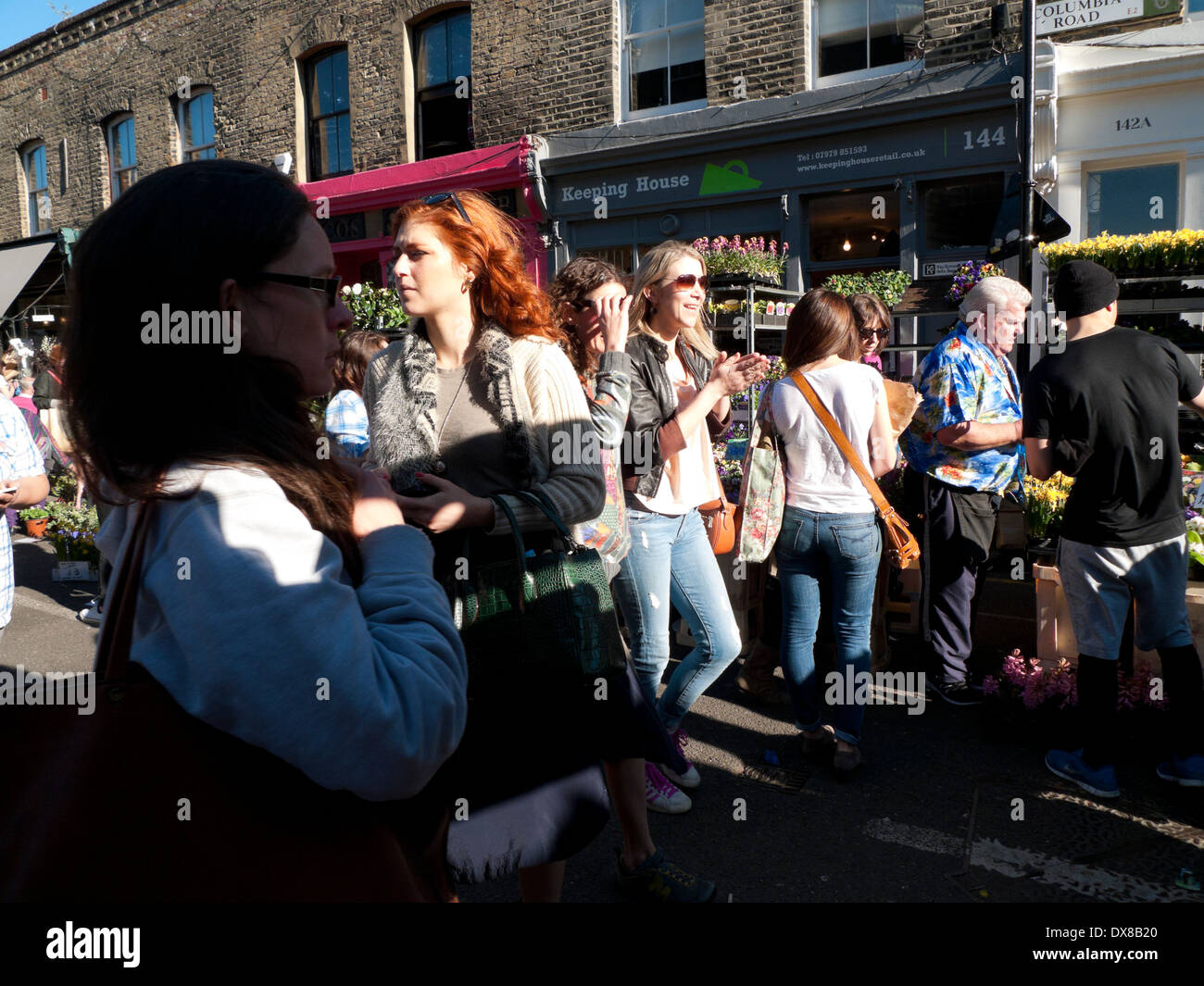 Le persone in strada a Columbia Road Flower Market London E2 UK KATHY DEWITT Foto Stock