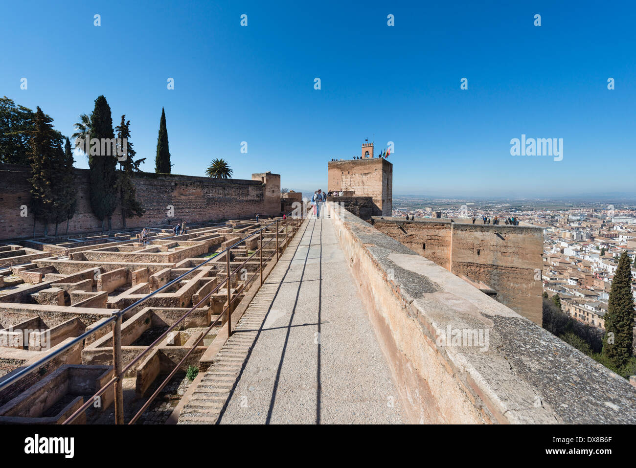 Merli su la Alcazaba che conduce verso la Torre di Guardia, Torre de la Vela Foto Stock