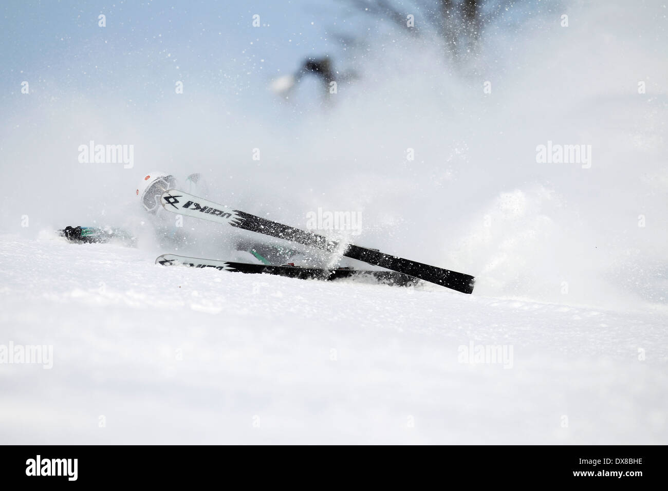 Uno sciatore di cadere fuori controllo mentre racing in slalom gigante corso. Foto Stock