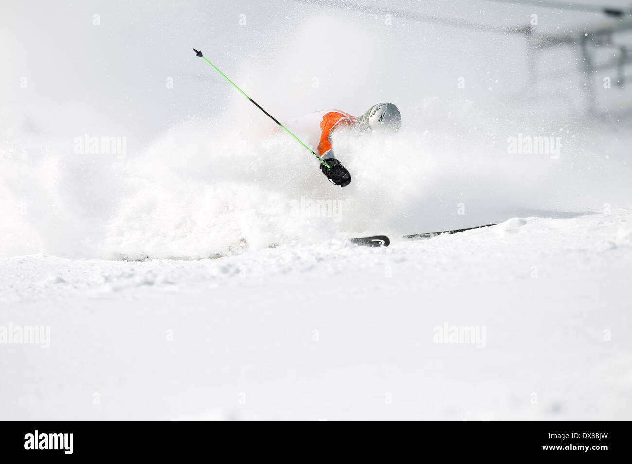 Un alpine ski racer fuori controllo in slalom gigante corso. Foto Stock