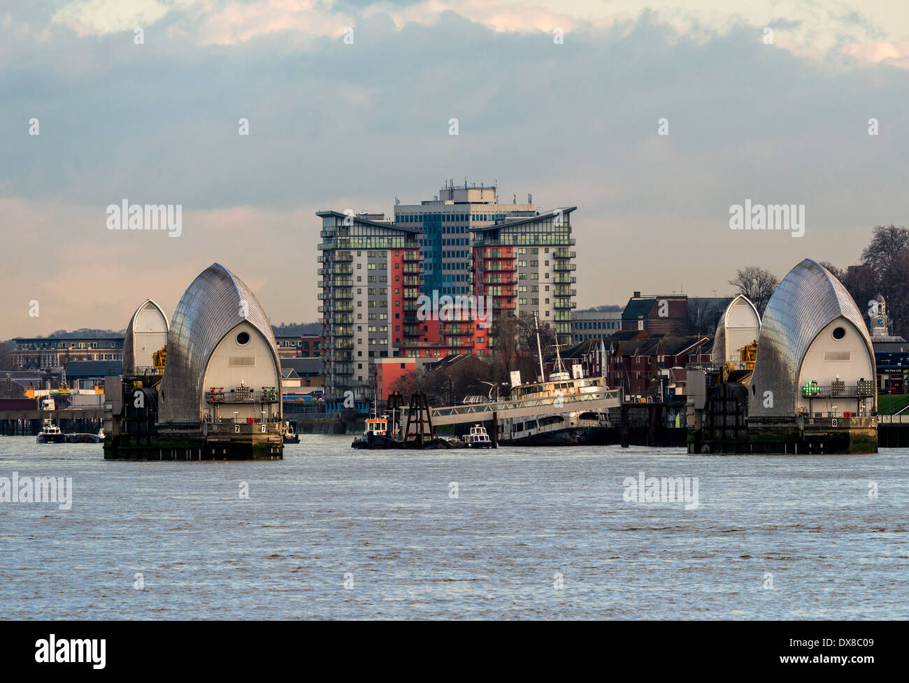 La Thames Flood Barrier e alto appartamenti a Woolwich, a sud-est di Londra Foto Stock