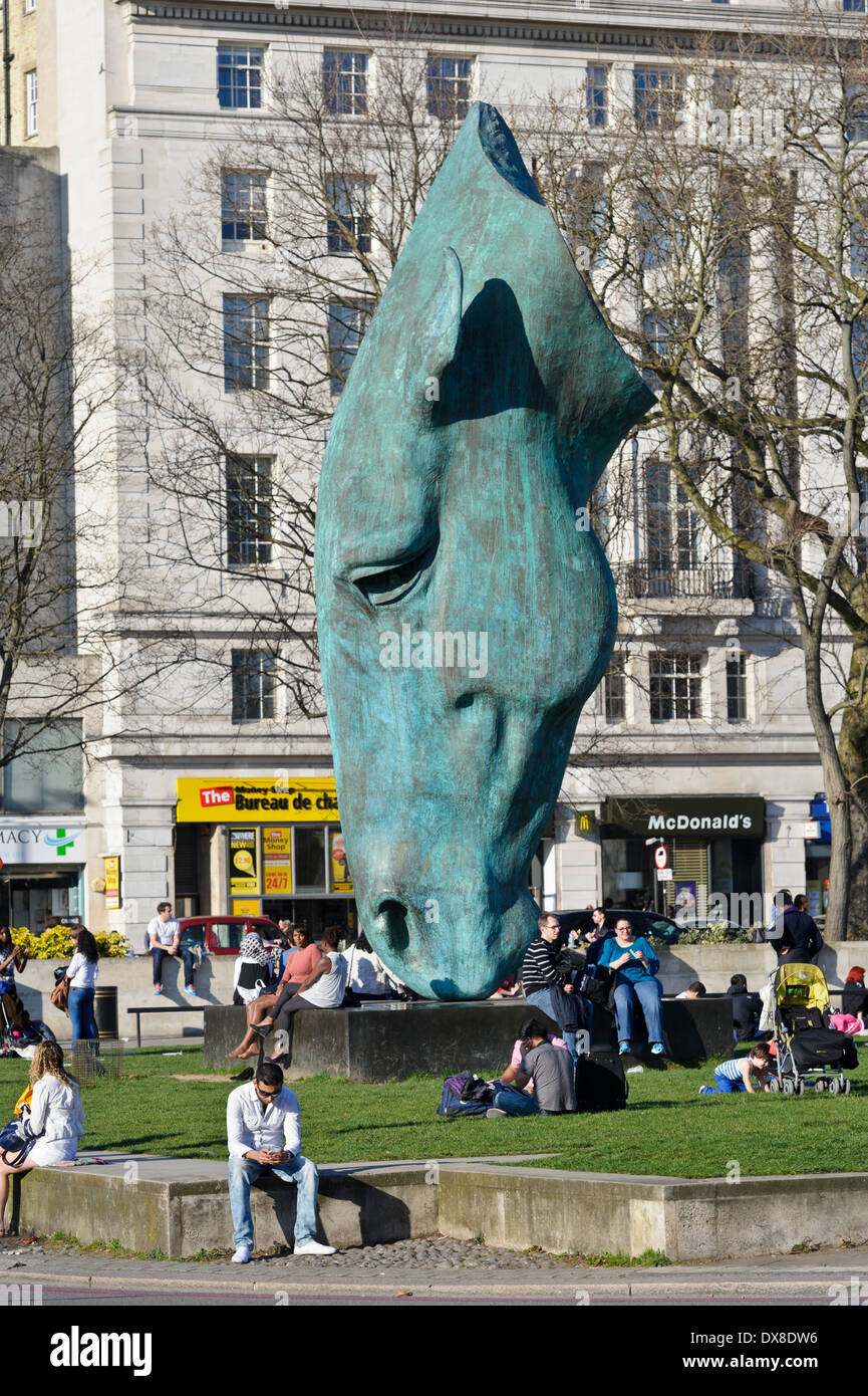 Un 11 metri di altezza cavallo di bronzo scultura ' ancora acqua" di una testa di cavallo da Nic Fiddian-Green vicino Marble Arch a Londra, Inghilterra. Foto Stock