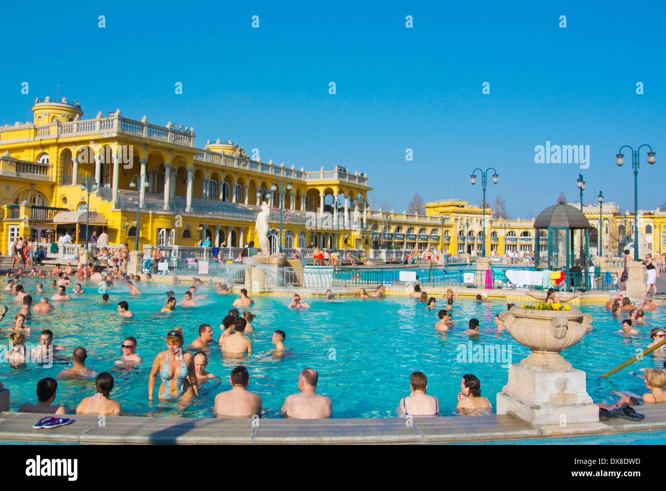 Piscine termali all'aperto, Szechenyi furdo spa, Varoslenget il parco cittadino, Budapest, Ungheria, Europa Foto Stock