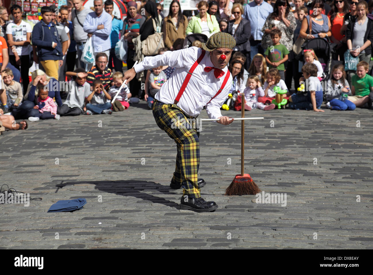 Il comico portoghese Pedro Tochas di Street Performer intrattiene una folla sul Royal Mile all'Edinburgh International Festival Fringe, Scozia, Regno Unito Foto Stock
