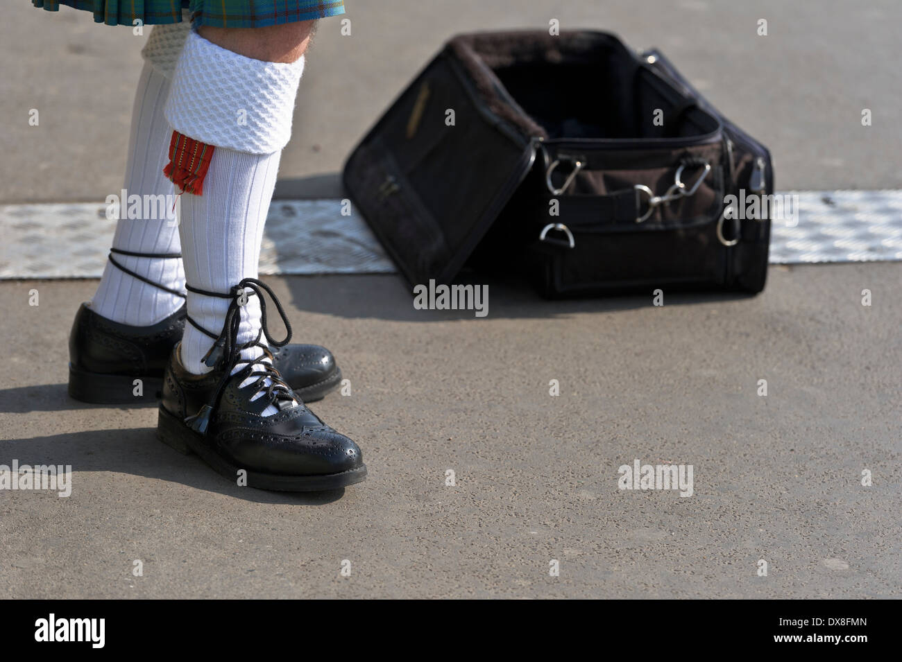 L'uomo la riproduzione di cornamuse lungo da indossare calze bianche e  Scottish scarpe nere sul Westminster Bridge, Londra, Inghilterra Foto stock  - Alamy