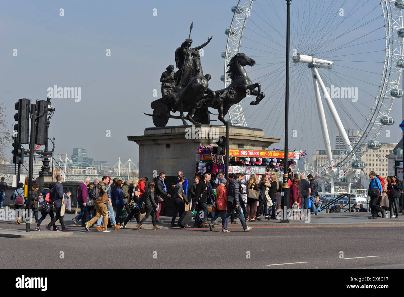 Statua della regina Boudica in un carro trainato da cavalli sul Westminster Bridge, Londra, Inghilterra, Regno Unito. Foto Stock