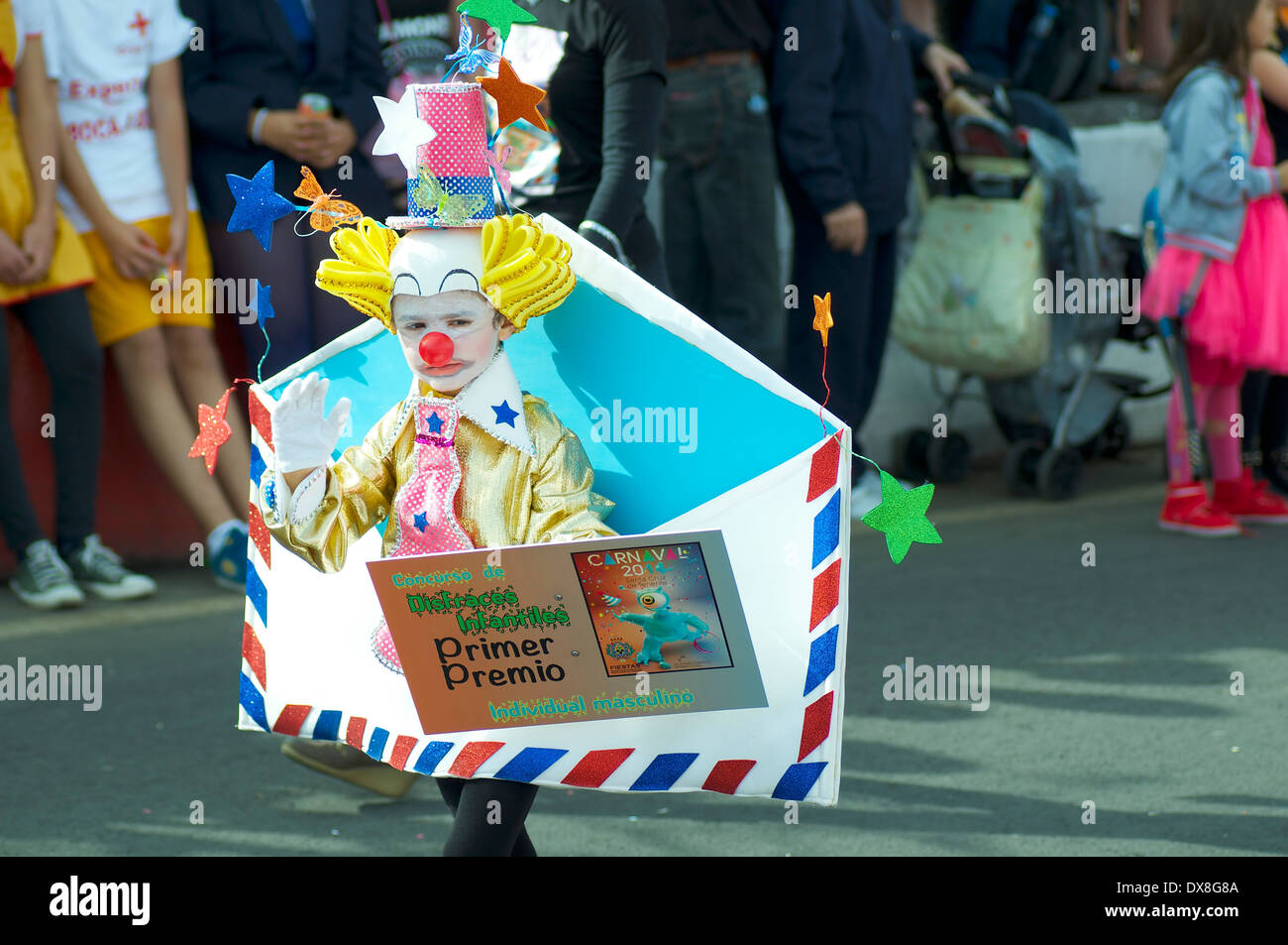 Ragazzo a carnevale vestita come una busta di posta aerea/clown presso la santa cruz il carnevale di Tenerife Foto Stock