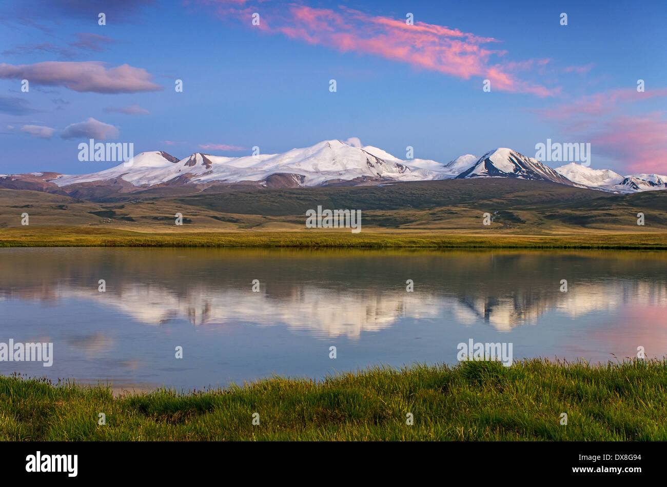 Tabyn-Bogdo-Ola montagne al tramonto. L'altopiano di Ukok. Montagne di Altai. La Russia Foto Stock