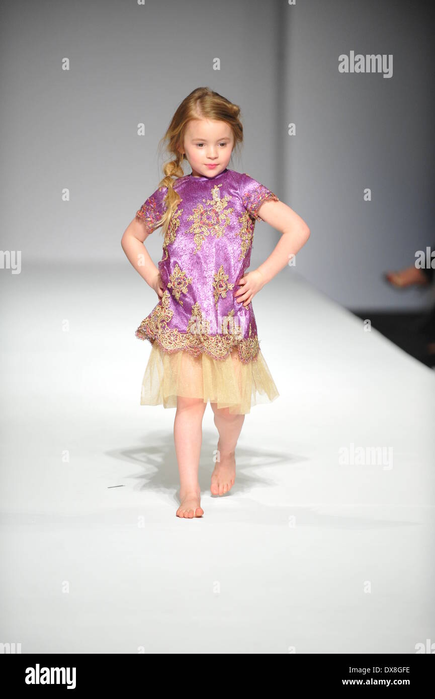LOS ANGELES, CA - MARZO 10: un modello di bambino passeggiate pista a Nancy Vuu bambini sfilata di moda stile durante la settimana della moda autunno 2014 il 10 marzo 2014 a Los Angeles. Foto Stock