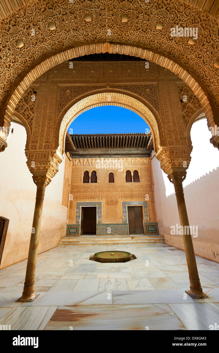 Nasrid mocarabe Arab pilastri e capitelli nel cortile interno del Palacios Nazaries, Alhambra. Granada, Foto Stock