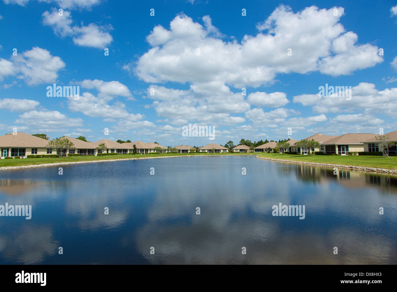 Le case intorno al piccolo lago in housing development in North Port Florida Foto Stock