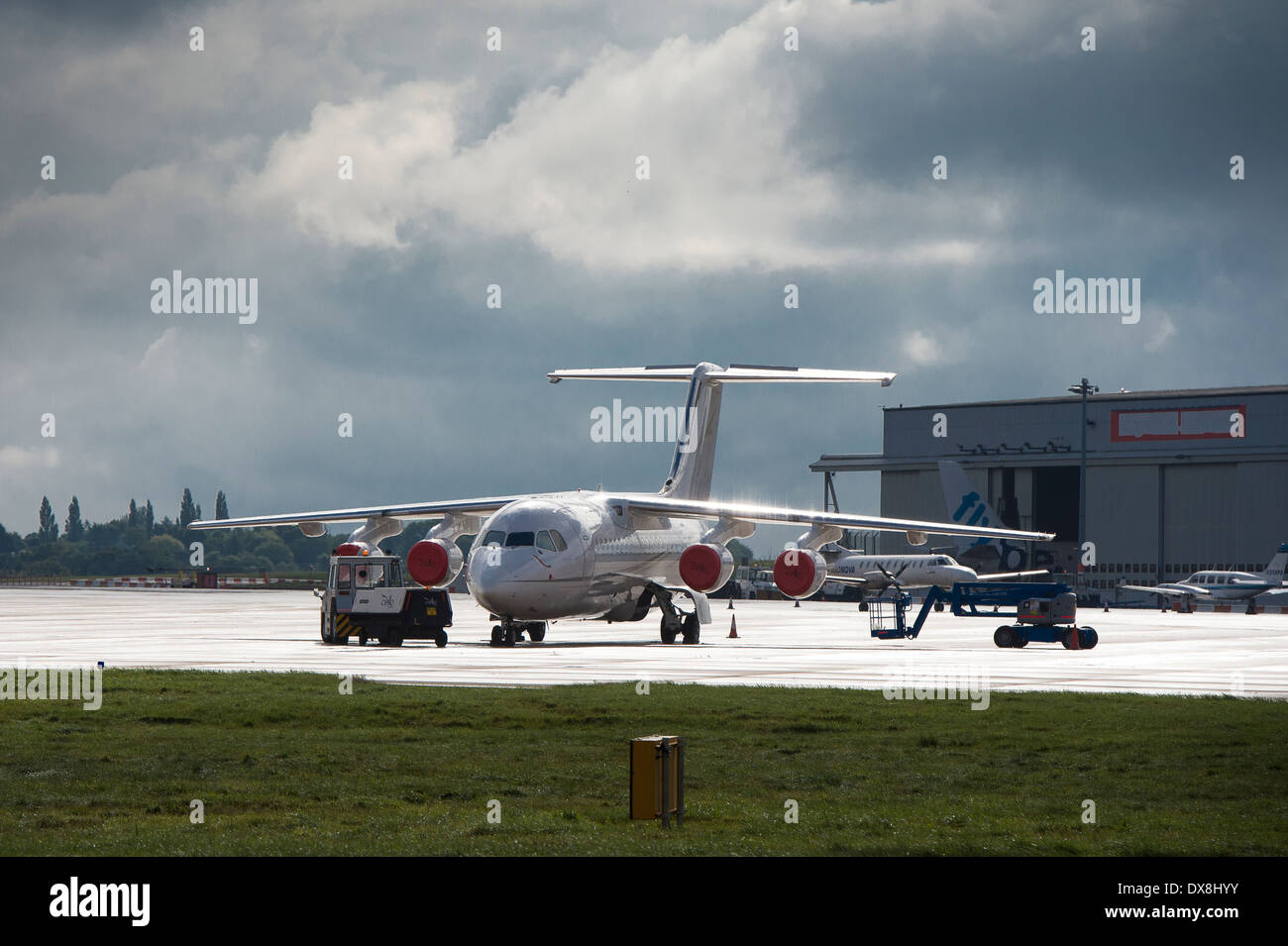 Piccolo aeroplano in attesa sul piazzale area dell'aeroporto di Birmingham, Inghilterra. Foto Stock