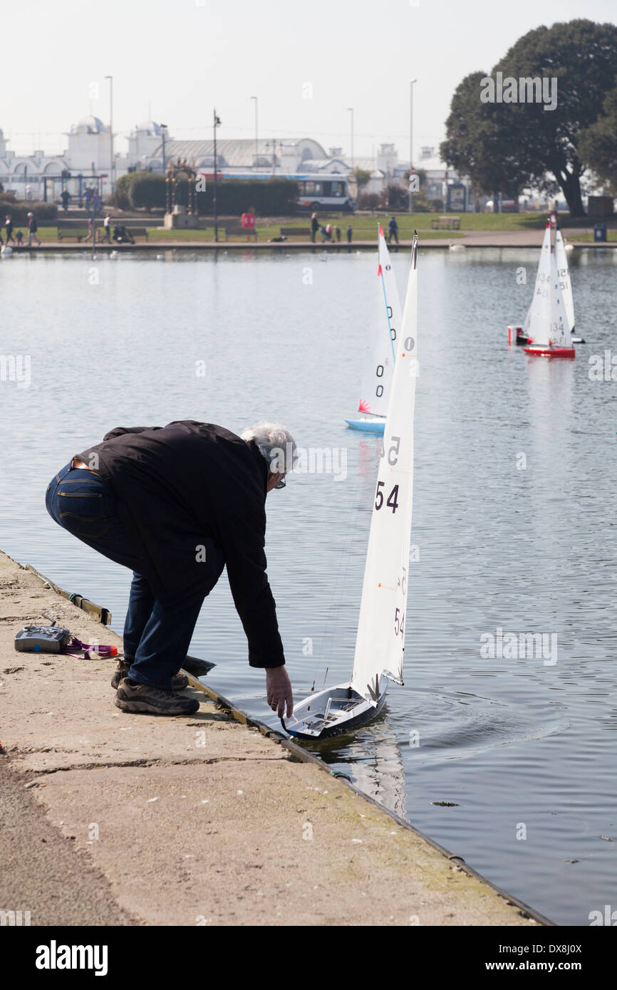 I ventilatori lanciando radio controlled model yacht. Foto Stock