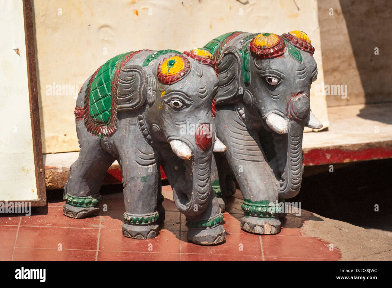 Sud Sud dell India Kerala Cochin Kochi ebreo città Mattancherry 2 due elefanti figure Ganesh Ganesha mobili antichi tipici shop store Foto Stock