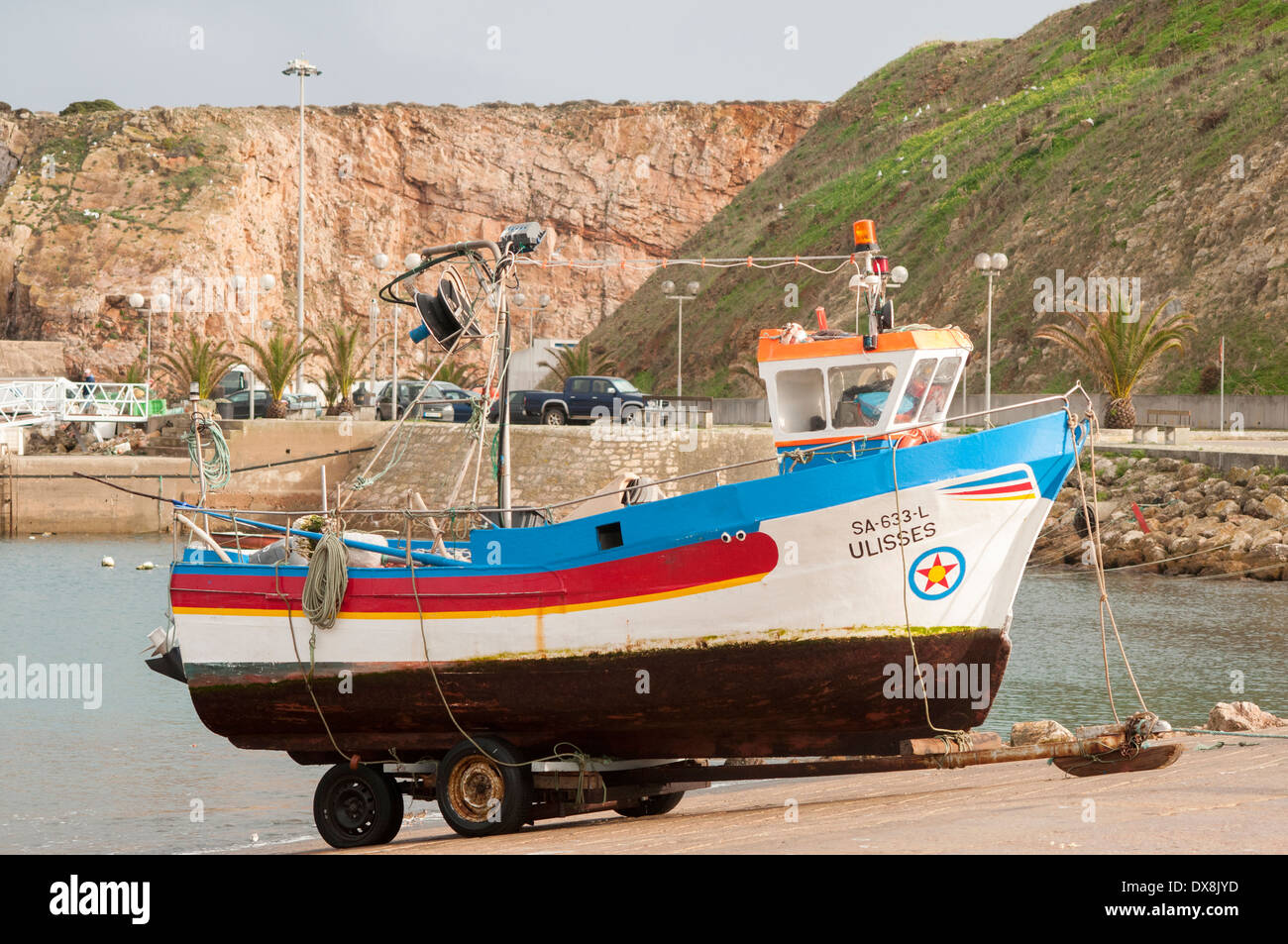 Barca da pesca sullo scalo di Sagres porto in Algarve Portogallo Foto Stock