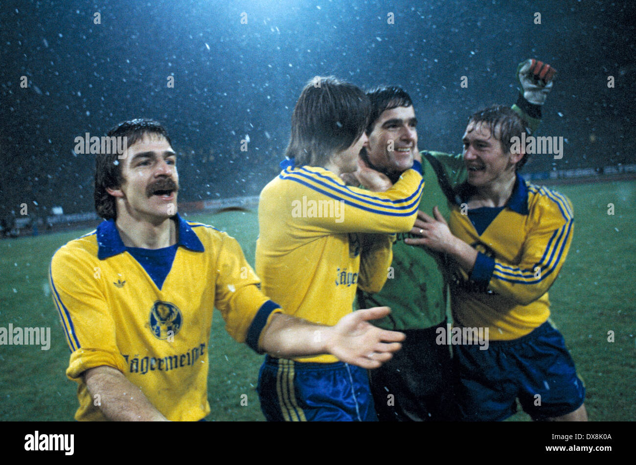 Calcio, Bundesliga, 1978/1979, Parkstadion, FC Schalke 04 versus Eintracht Braunschweig 4:4, fine del gioco, snowsquall, Brunswick giocatori esultanza al punto vincente, f.l.t.r. Dieter Zembski, Hasse Borg, custode Bernd Franke, Wolfgang Dremmler Foto Stock