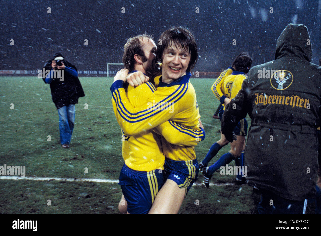 Calcio, Bundesliga, 1978/1979, Parkstadion, FC Schalke 04 versus Eintracht Braunschweig 4:4, fine del gioco, snowsquall, Brunswick giocatori esultanza al punto vincente, Karl-Heinz Handschuh (sinistra) e Hasse Borg Foto Stock