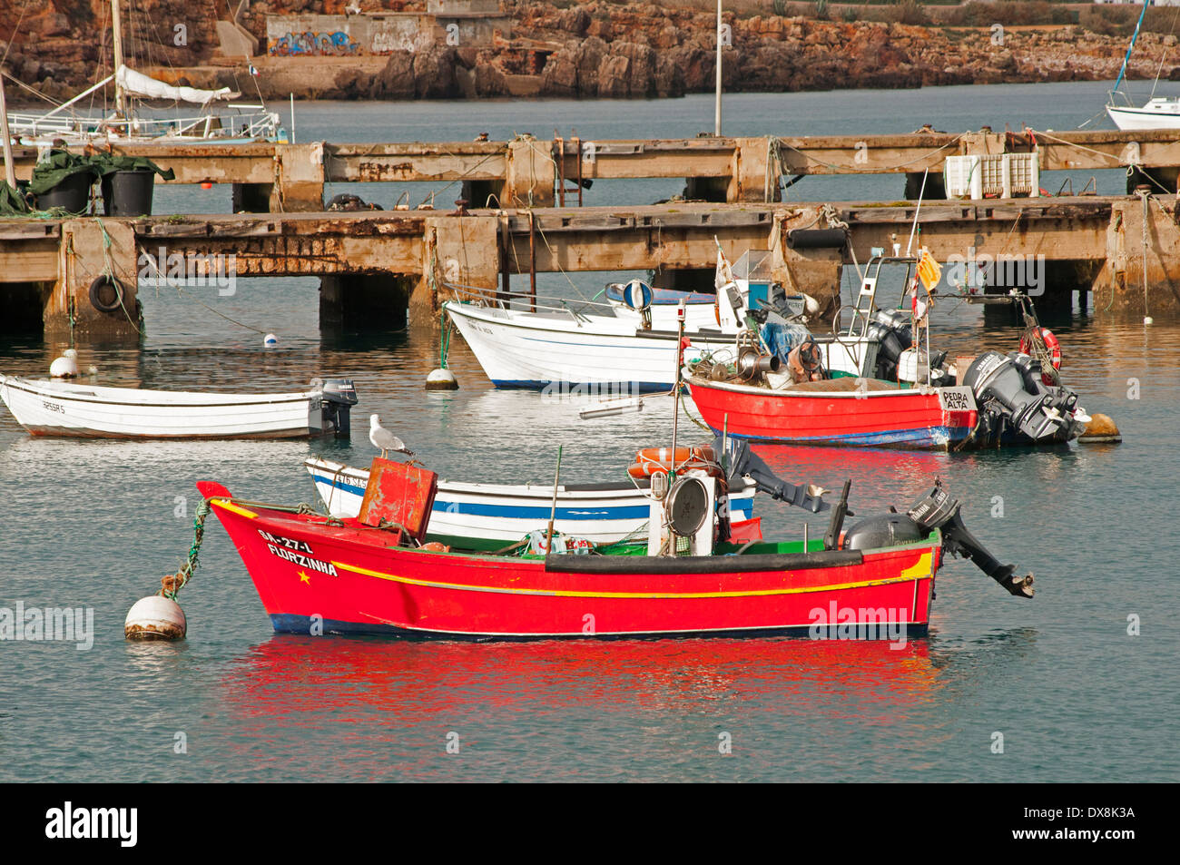 Barche da pesca nel porto di Sagres Algarve, PORTOGALLO Foto Stock