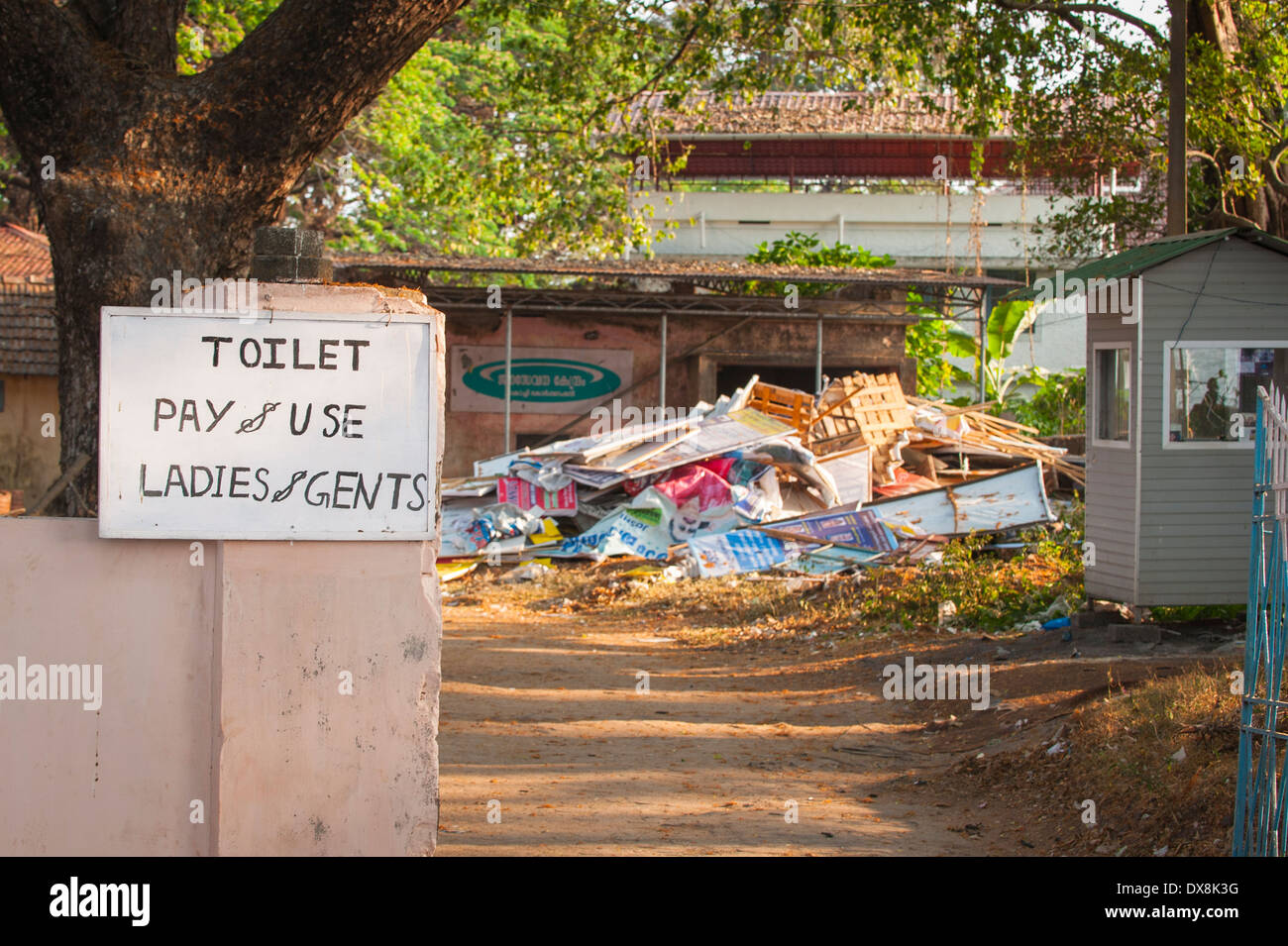 Sud Sud dell India Kerala Fort Cochin Kochi segno per il lusso ! Appalto pubblico di servizi igienici WC convenienza pay & USA - Onorevoli signori Foto Stock