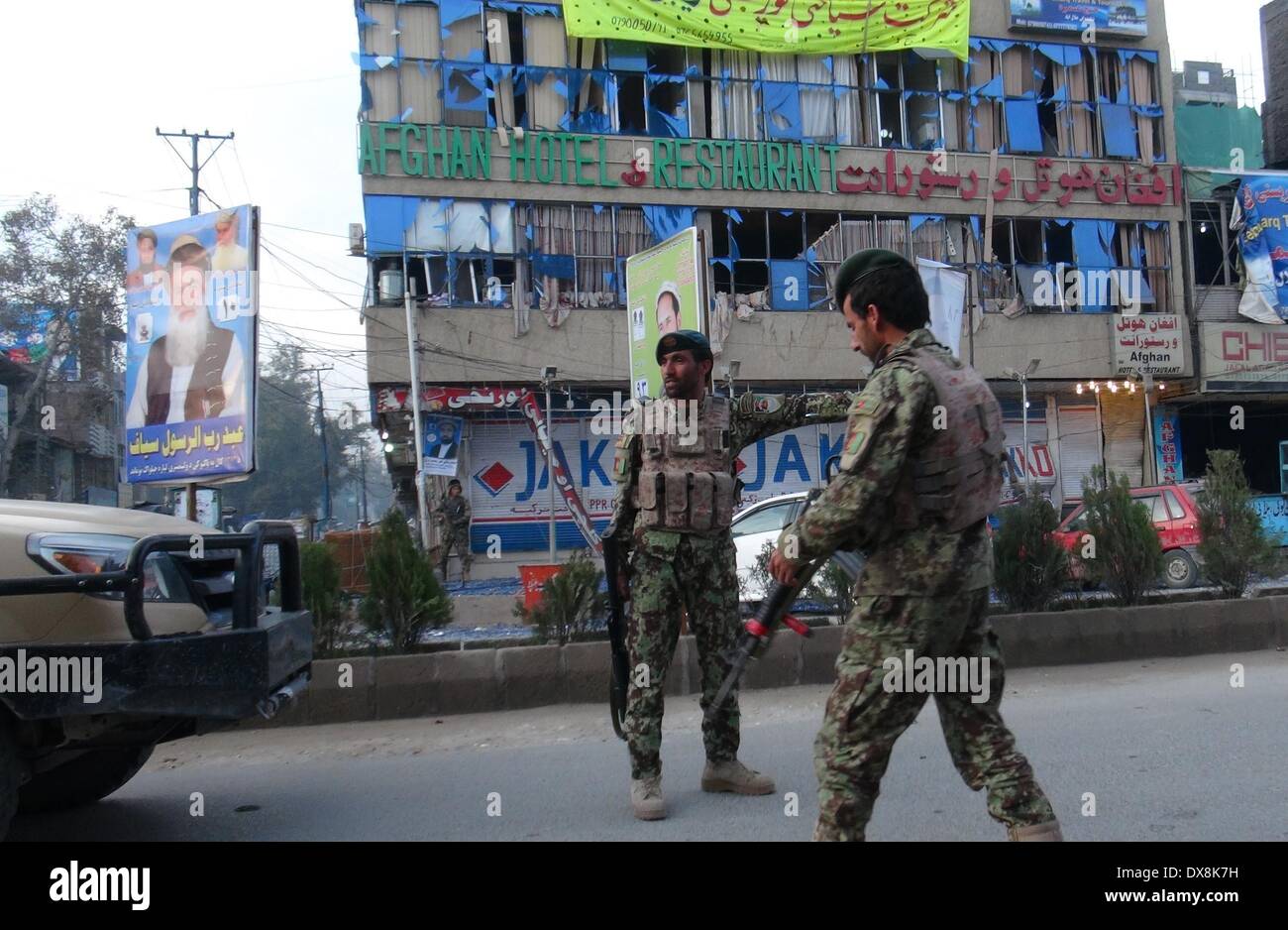 Nangarhar. 20 Mar, 2014. I membri di le forze di sicurezza afgane guardia presso il sito di attacco a Jalalabad città, provincia di Nangarhar in Afghanistan orientale il 20 marzo 2014. L'Afghanistan del Ministero dell'Interno ha accusato intelligence straniera di organizzare il mortale offensiva nella parte orientale di Jalalabad city, la capitale della provincia di Nangarhar il giovedì che ha lasciato 18 persone tra cui polizia 10 morti e 15 feriti. Credito: Tahir Safi/Xinhua/Alamy Live News Foto Stock