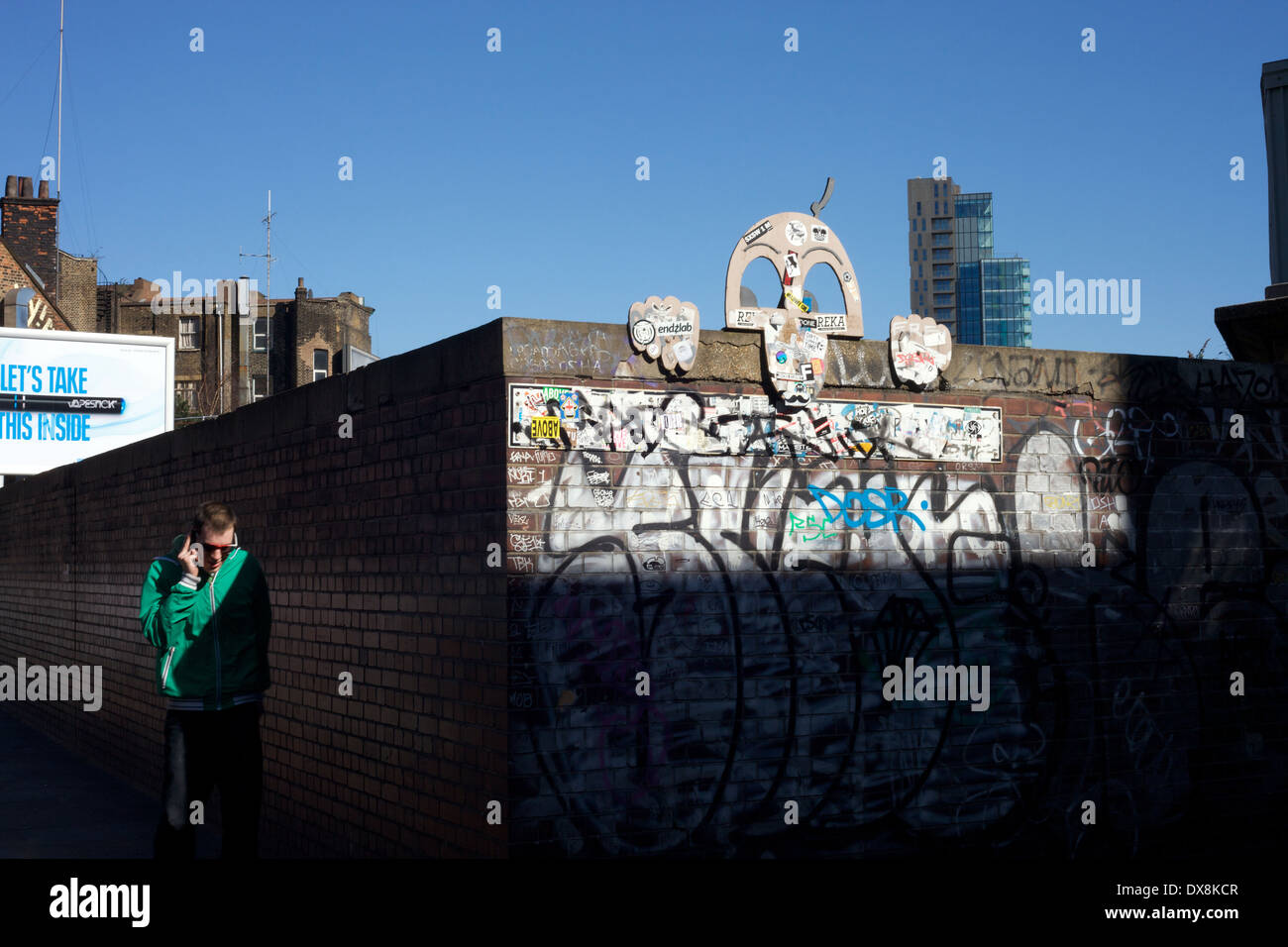 Coperto di graffiti parete in Shoreditch, East London, Regno Unito Foto Stock