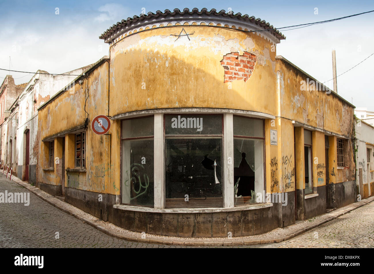 Facciata di un negozio di vuoto con un vetro rotto a Lagos, Portogallo, Foto Stock